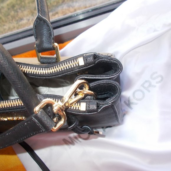 Michael Kors Cynthiana Black Saffiano Leather Hand - Picture 3 of 13